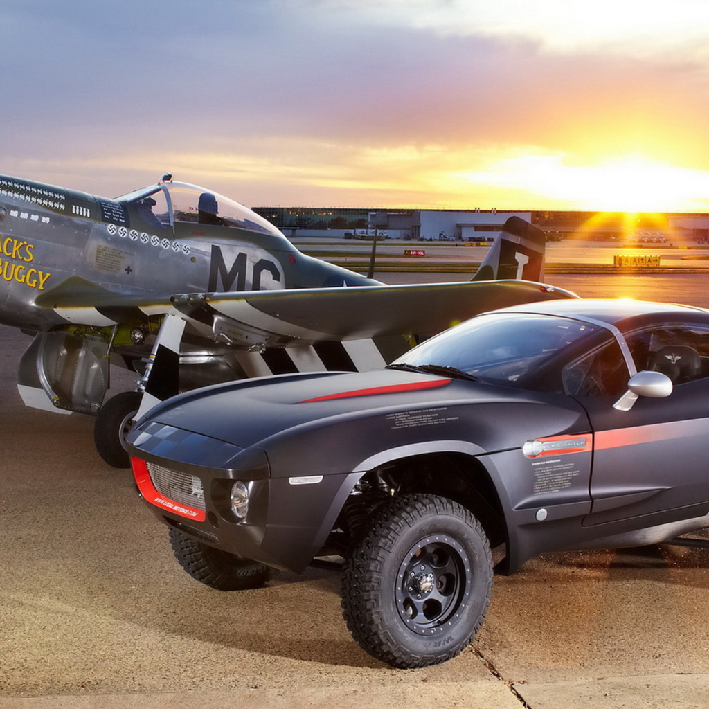 Local Motors Rally на фоне самолета