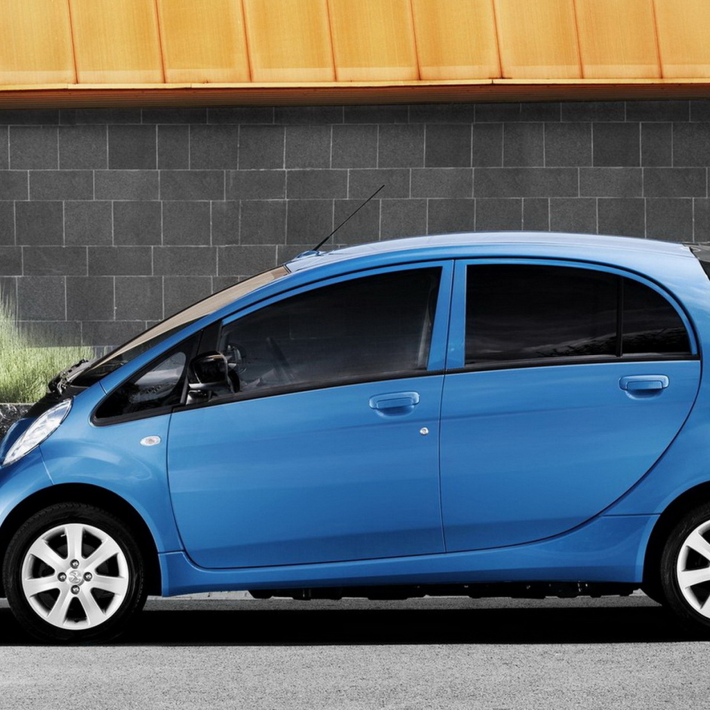 Маленький Пежо iOn 2011