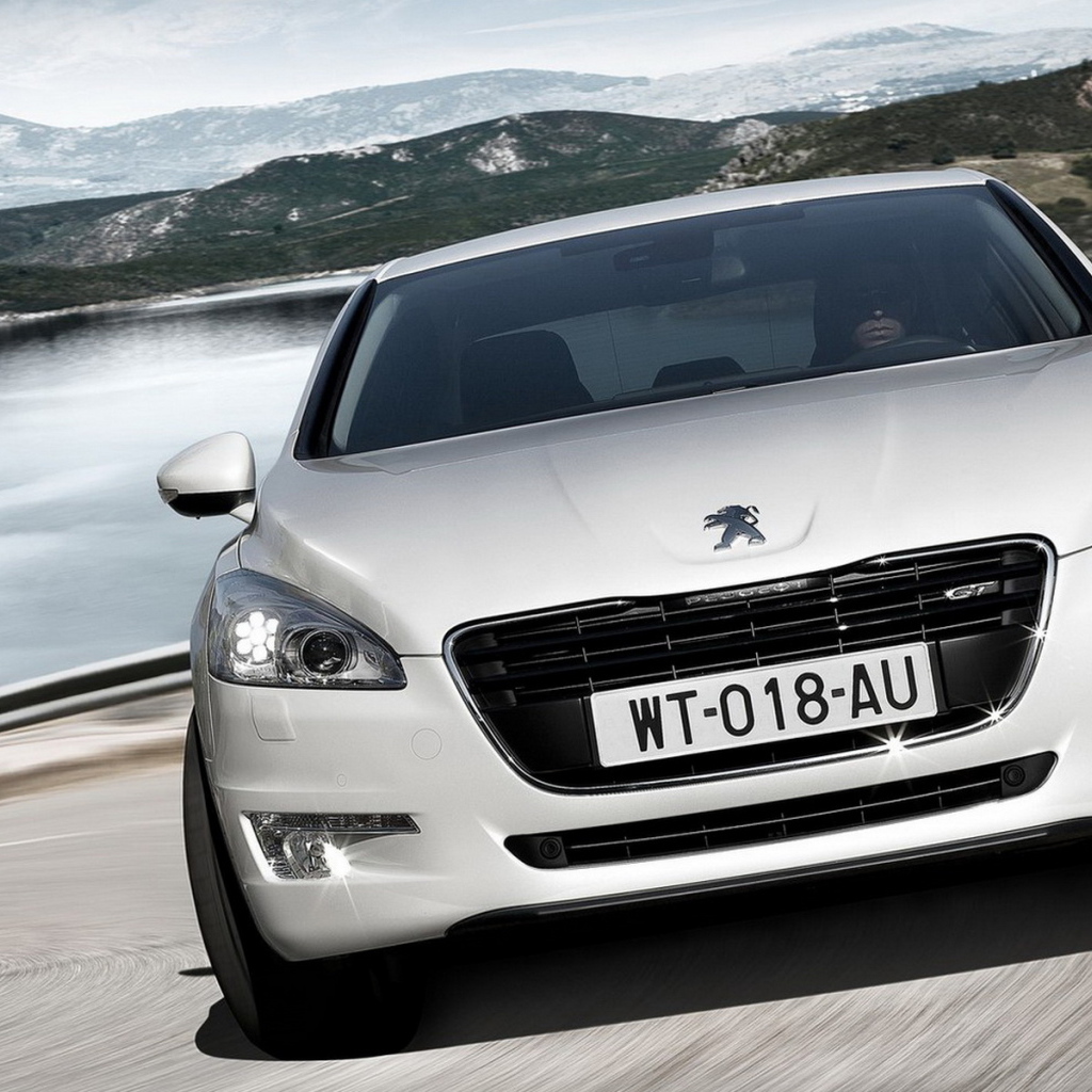 Белый Пежо 508