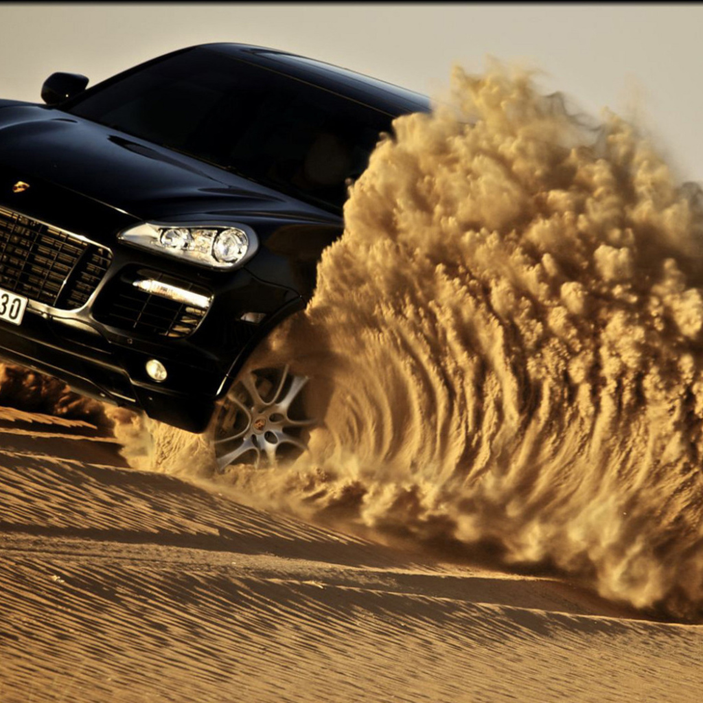 Черный Porsche Cayenne дрифт