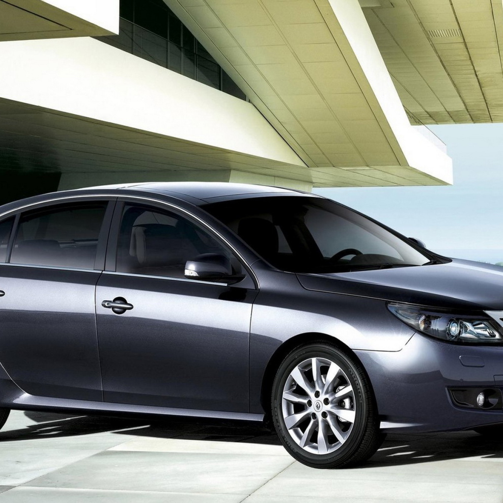 современный седан Renault-Latitude