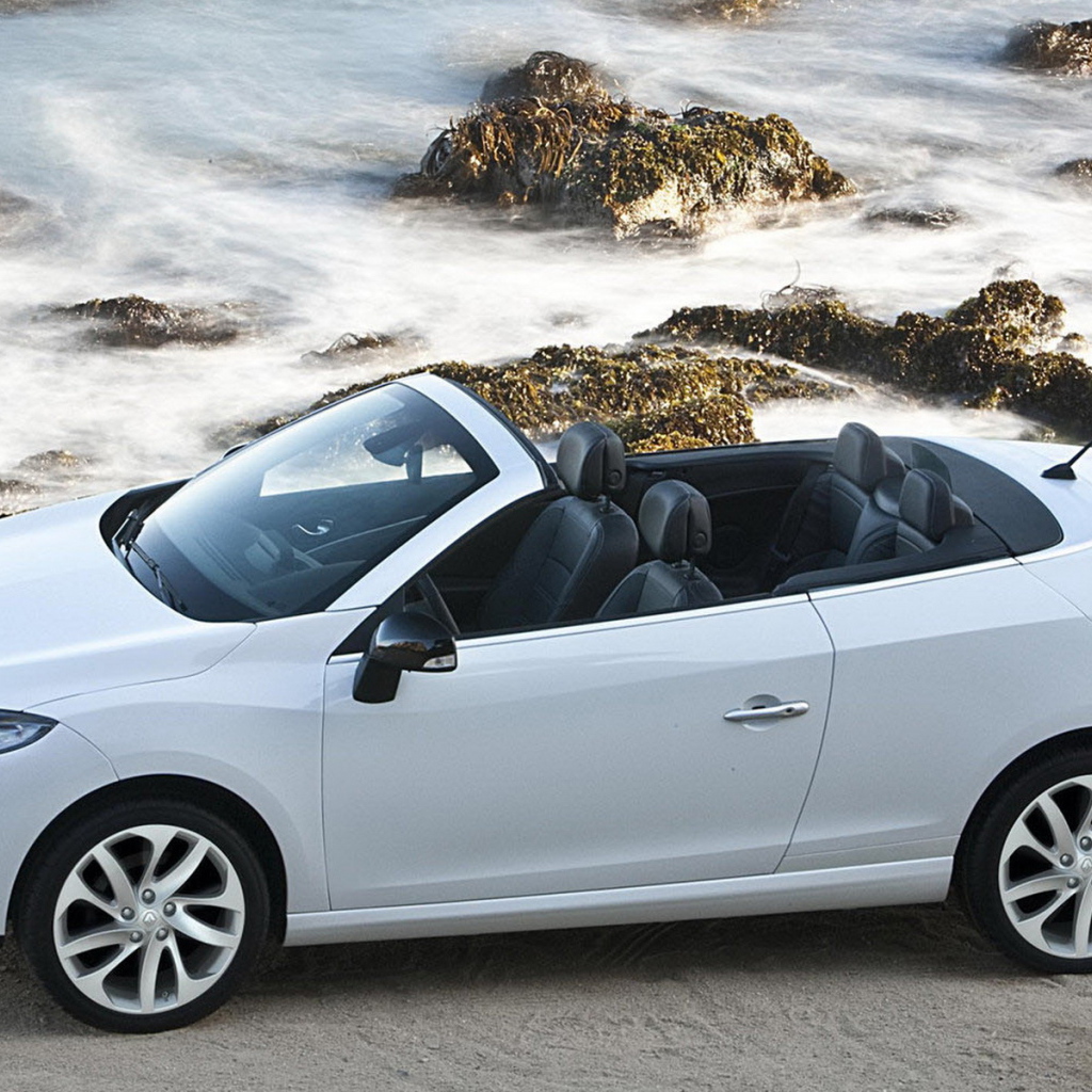 Рено Меган Купе Кабриолет двигаясь параллельно волнам