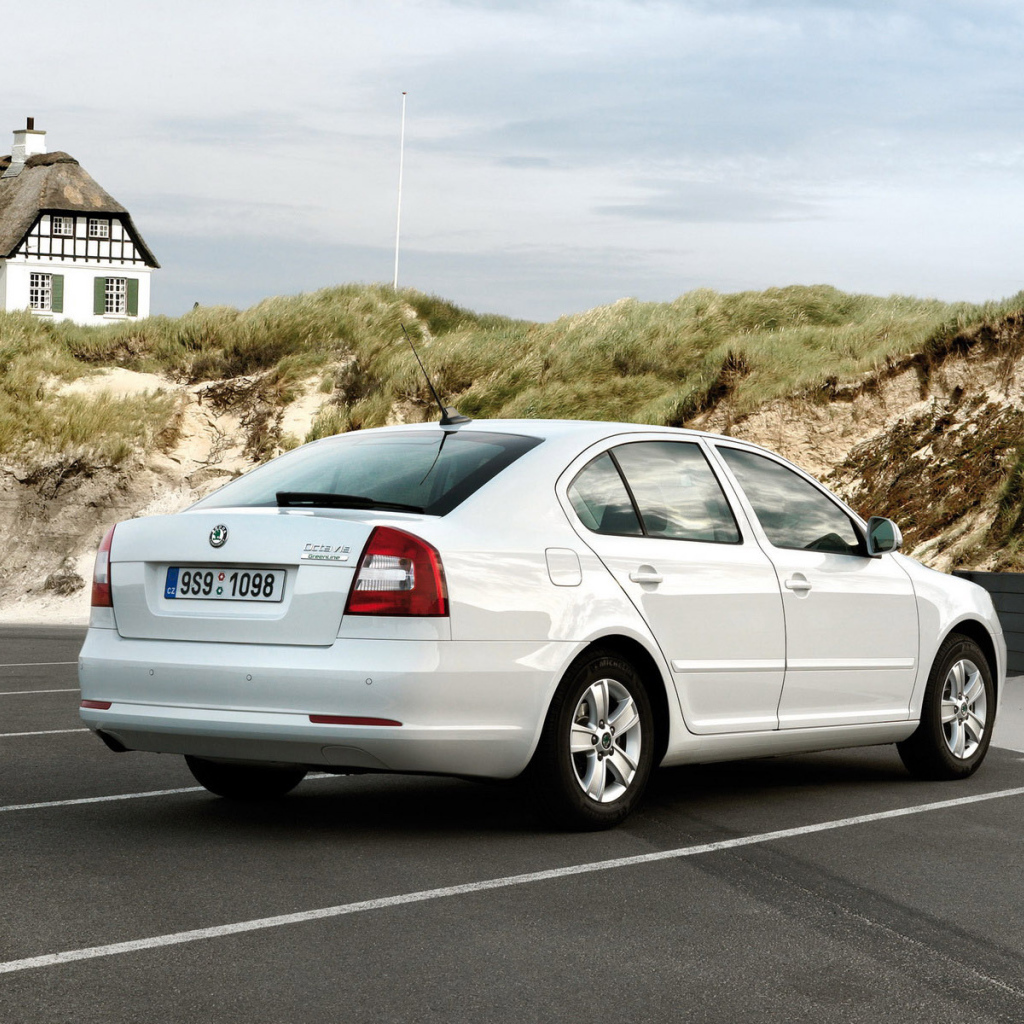 Skoda Octavia на парковке
