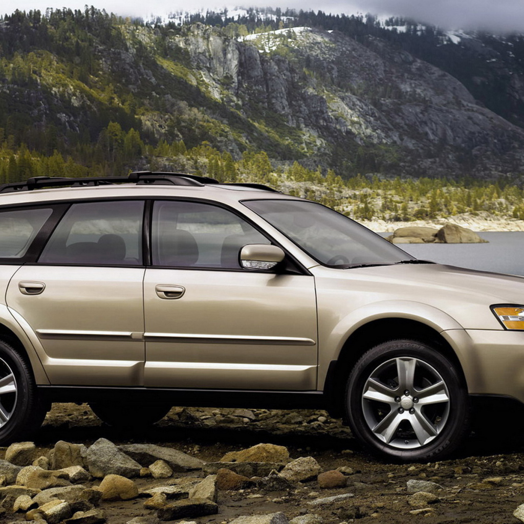 Subaru Outback около реки