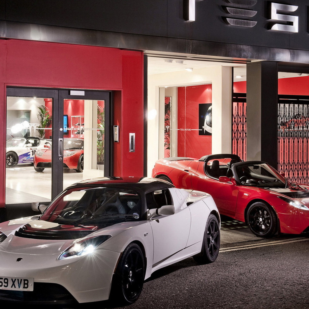 Tesla Roadster возле автосалона