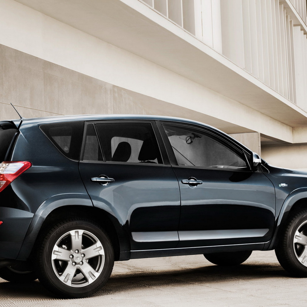 Тойота Рав 4 около здания