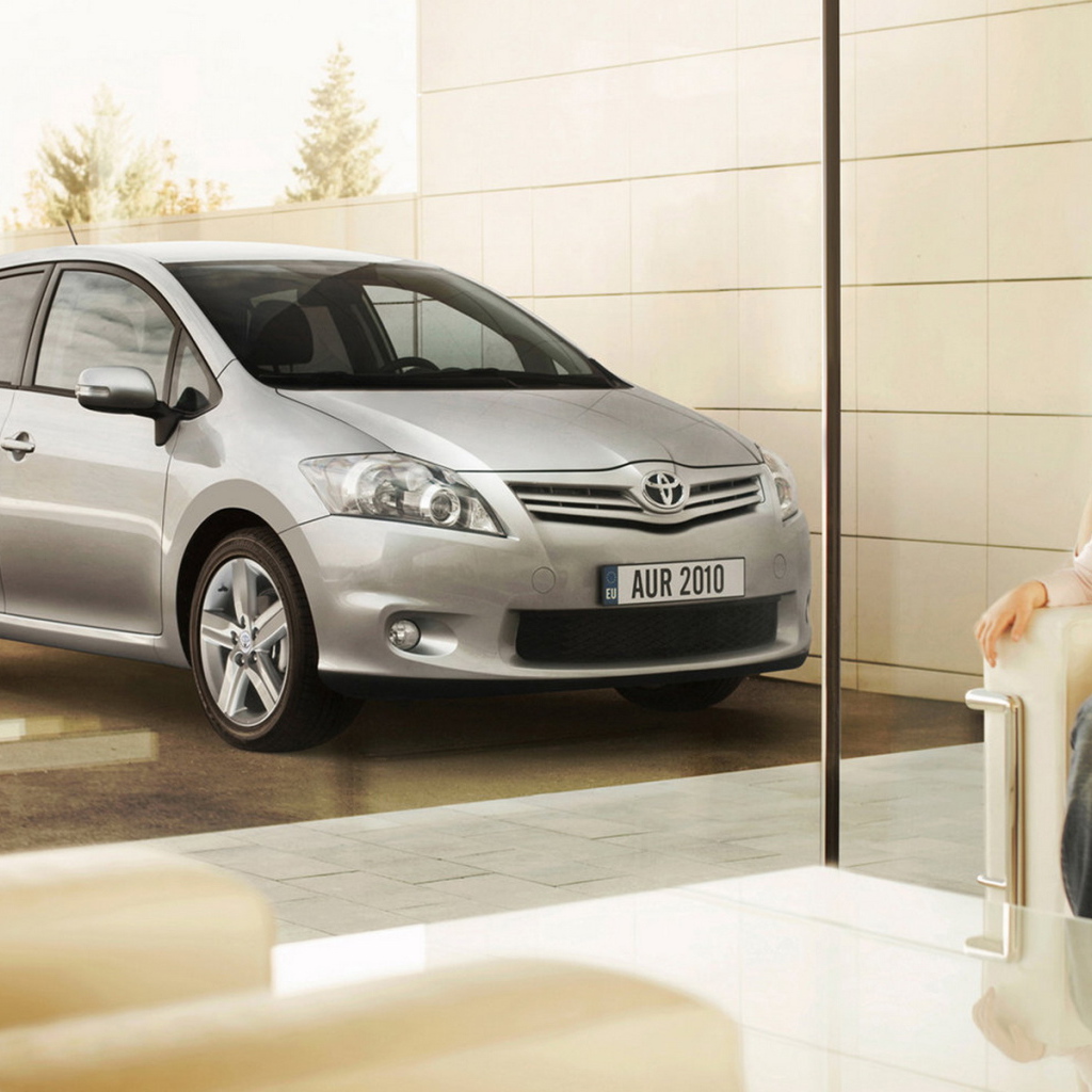 Toyota Auris возле дома