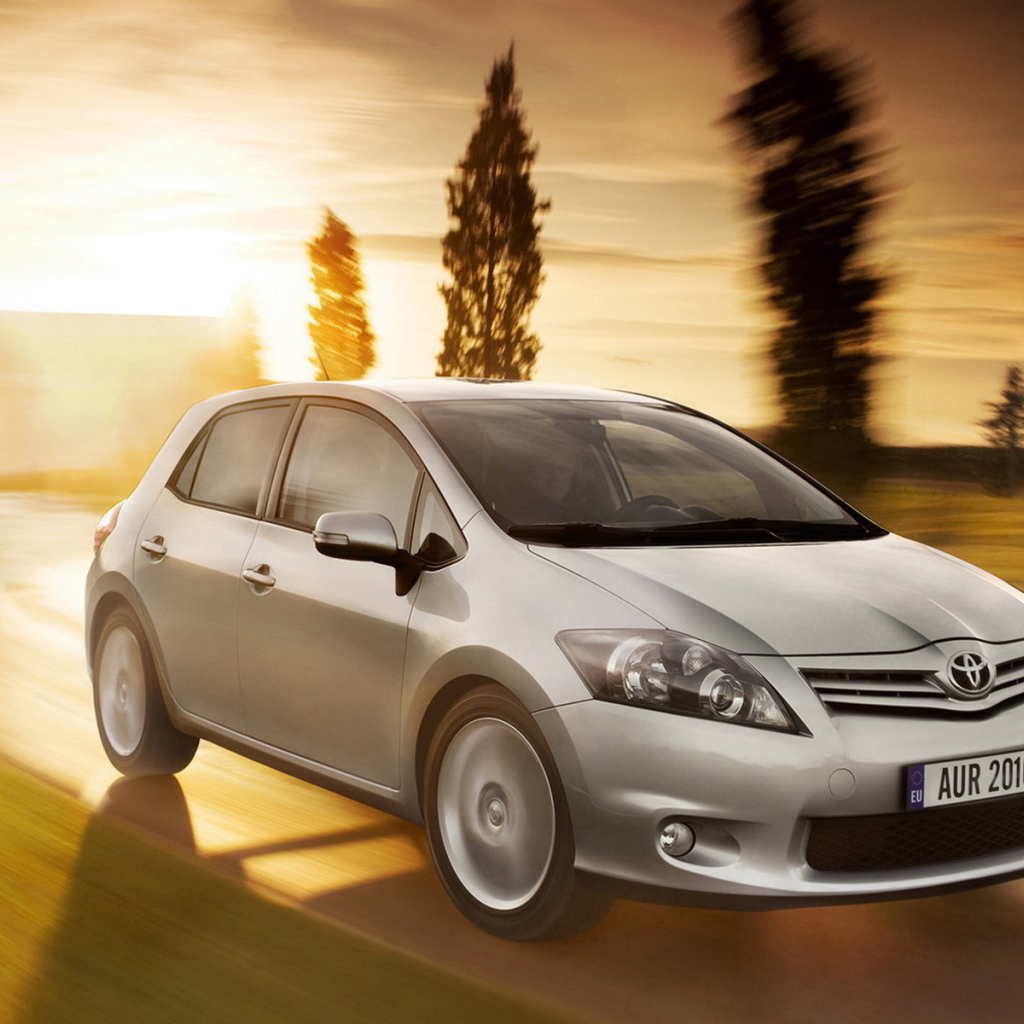 Тойота Аурис по дороге в пригороде