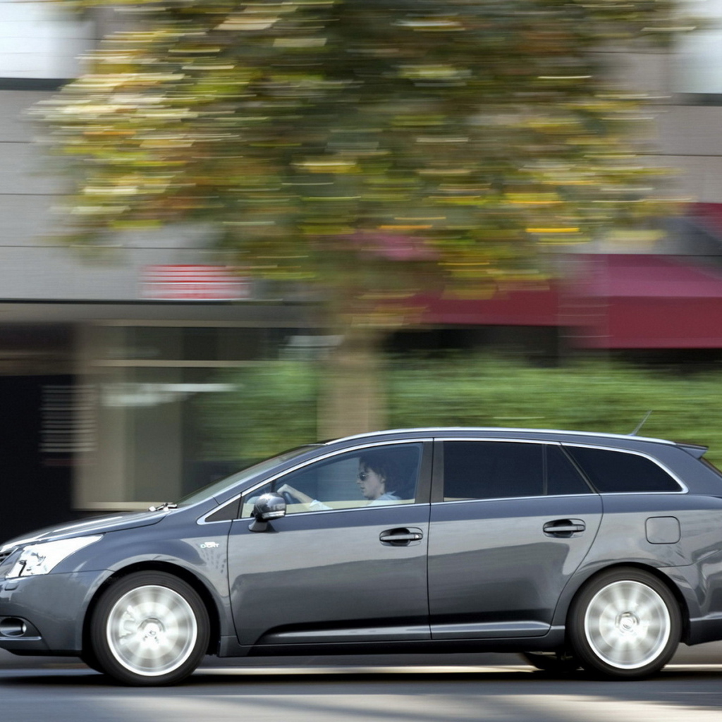 Тойота Авенсис двигаясь по улице