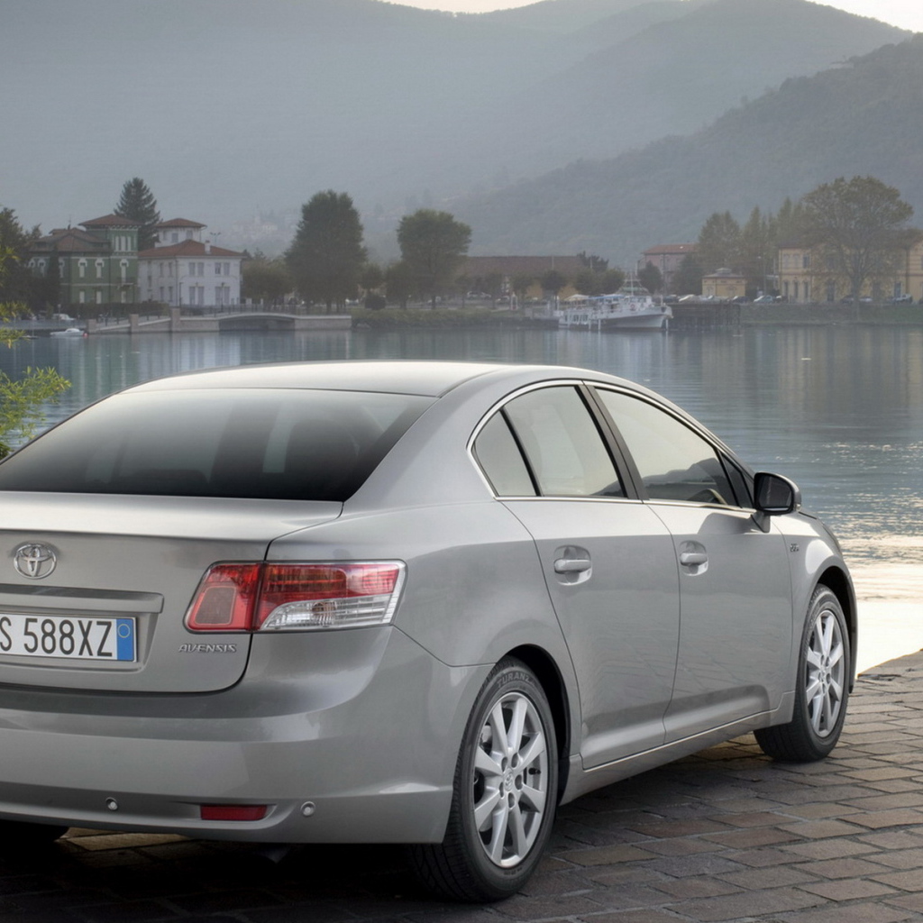 Тойота Авенсис на берегу реки