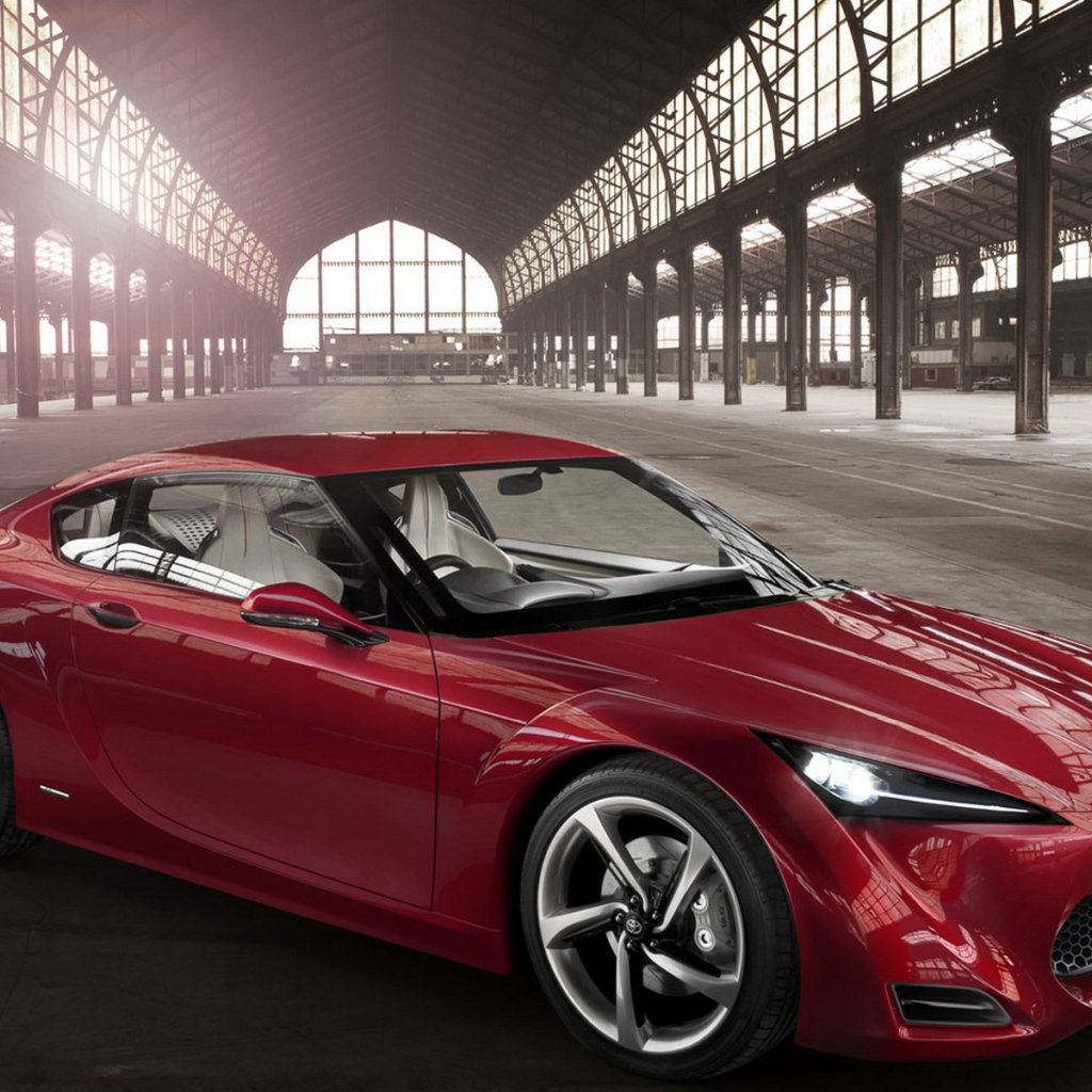 Toyota FT-86 на вокзале