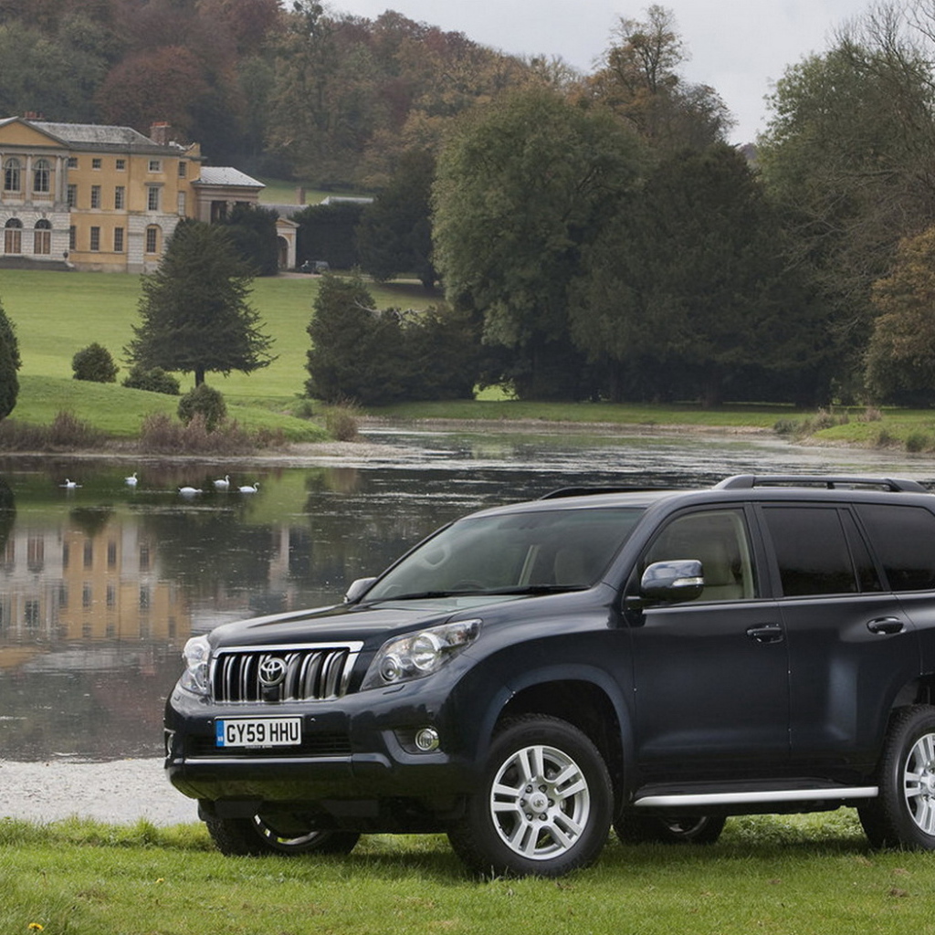 Тойота Ленд Крузер в саду