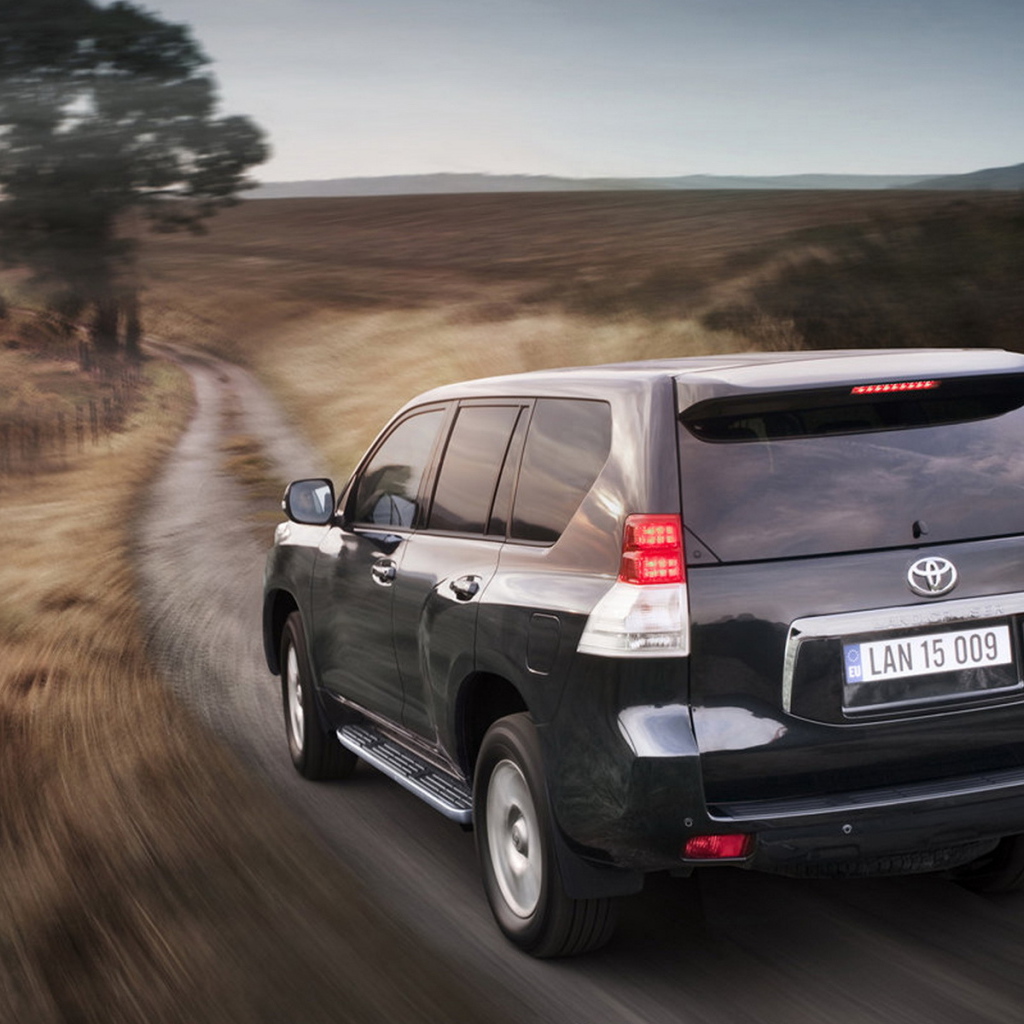 Тойота Ленд Крузер  уходя в даль