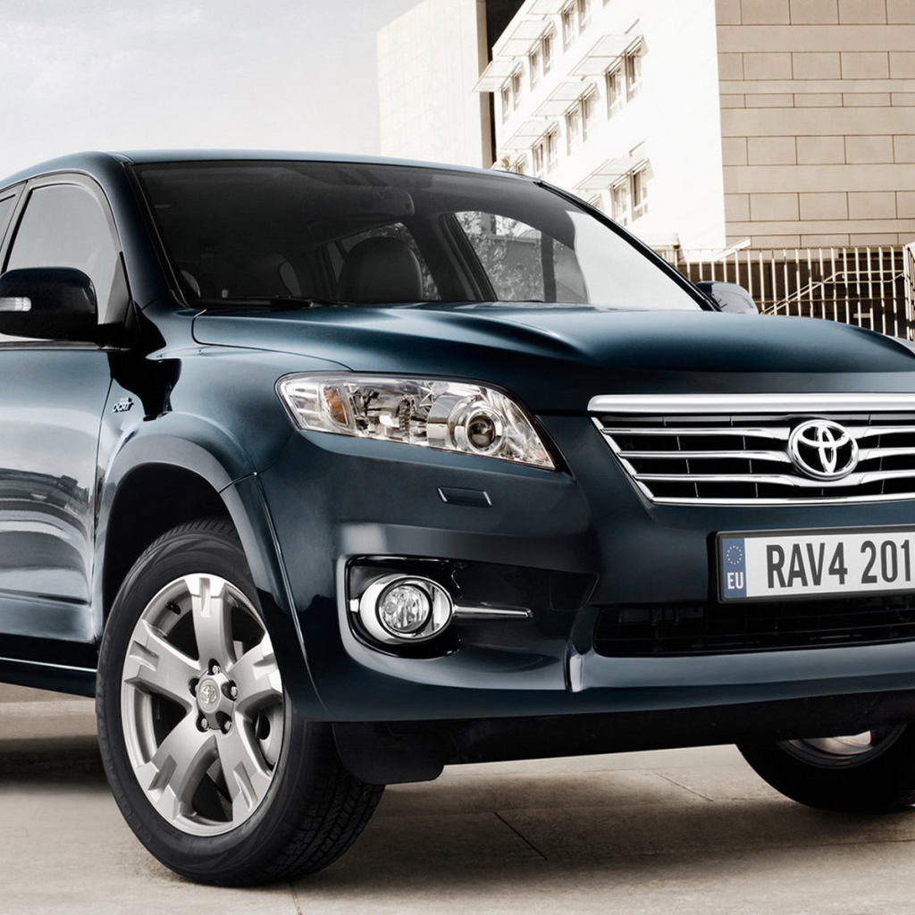 Toyota RAV4 около дома