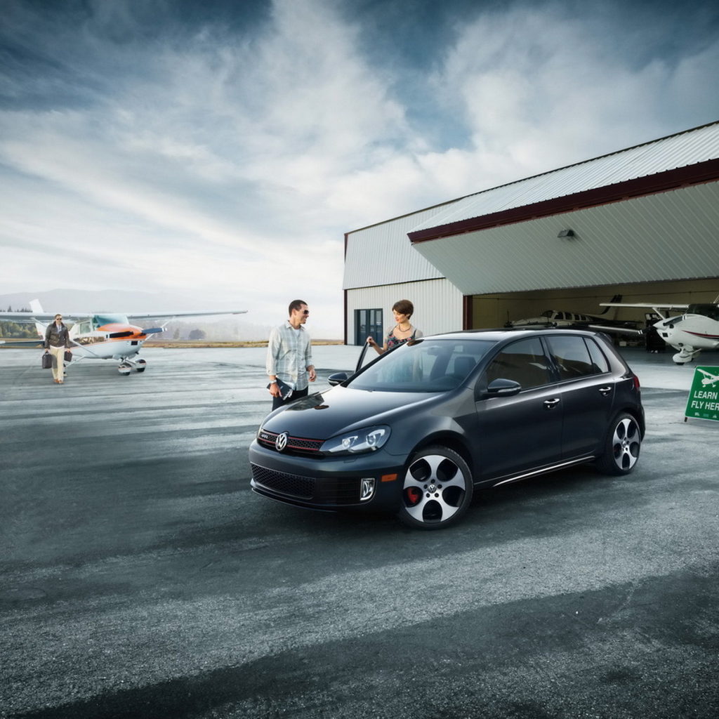 Волксваген Гольф на аэродроме