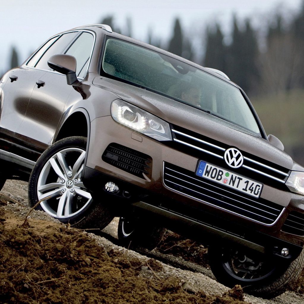 Волксваген Таурег штурмуя бездорожье