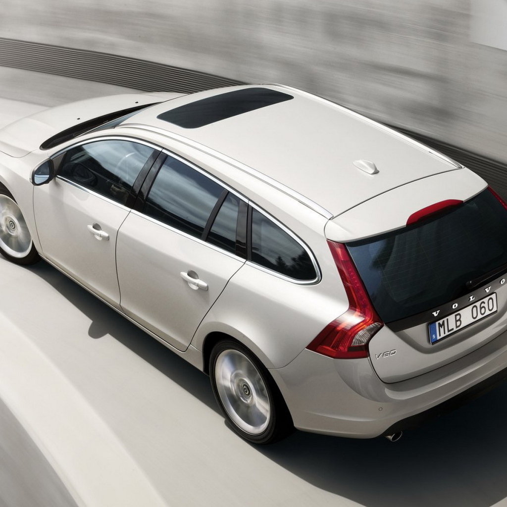 Вольво В60 - автомобиль в движении