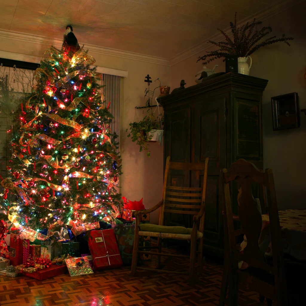 Подарки под елкой