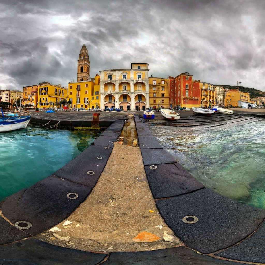 На пристани в городе