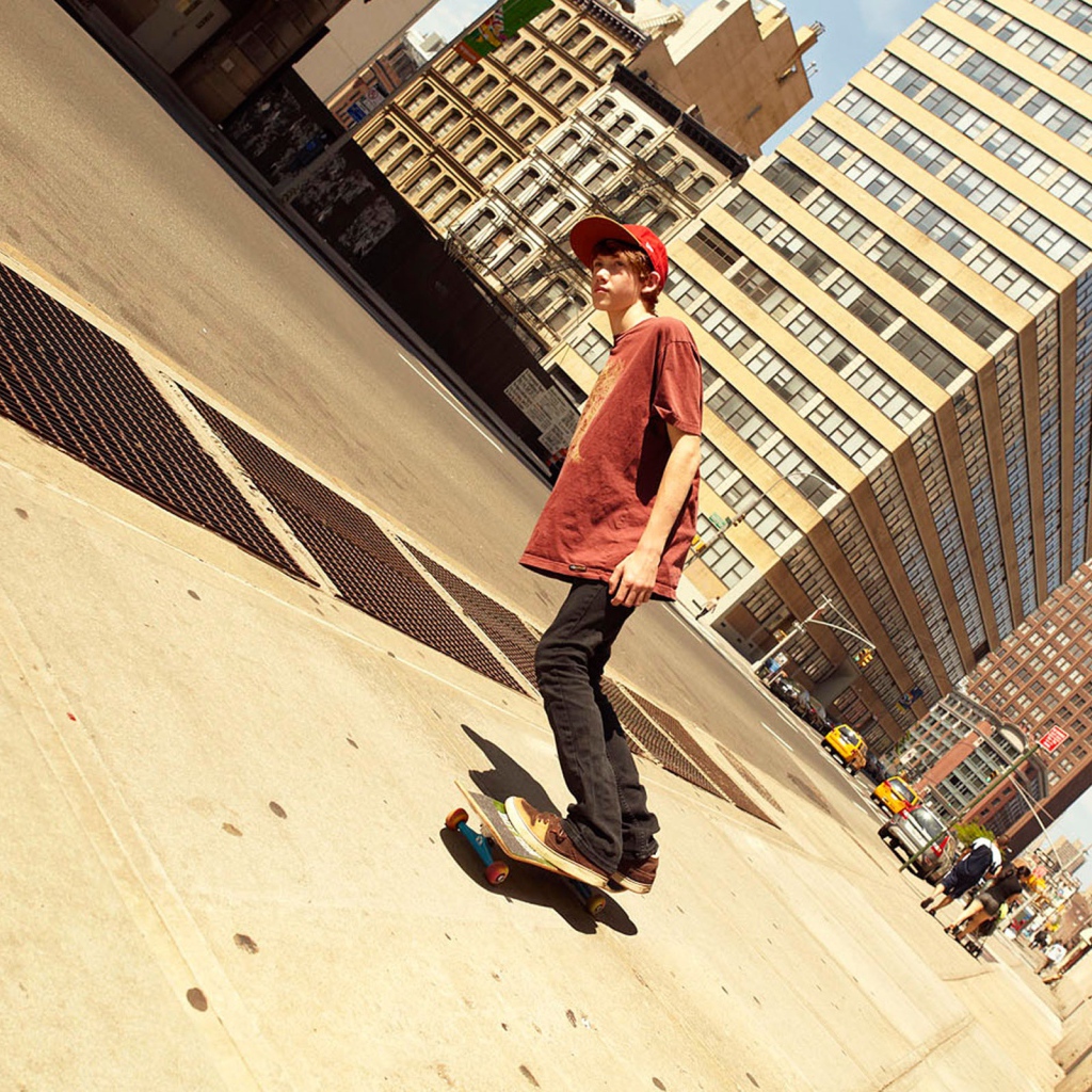Уличный скейтер