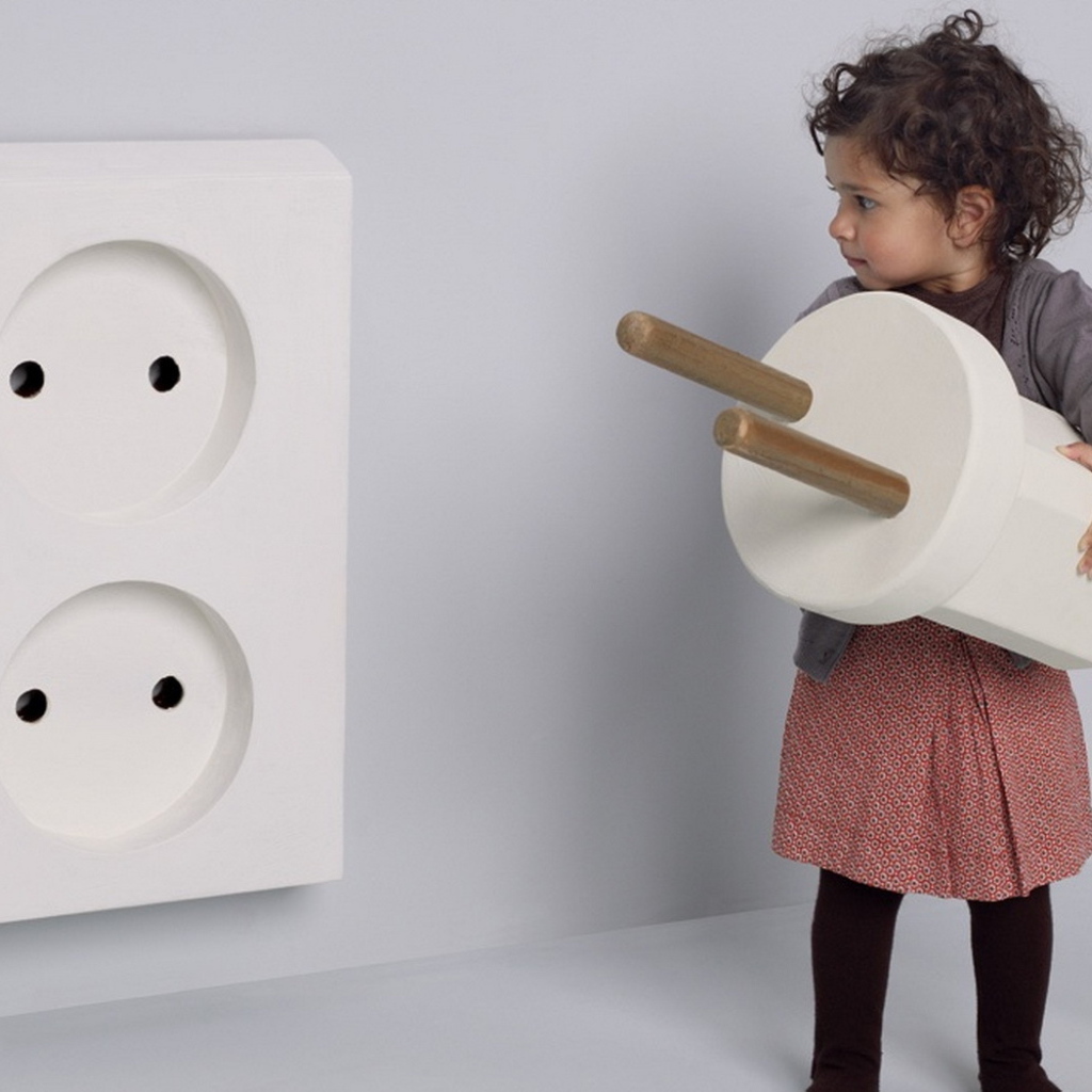 Девочка и розетка