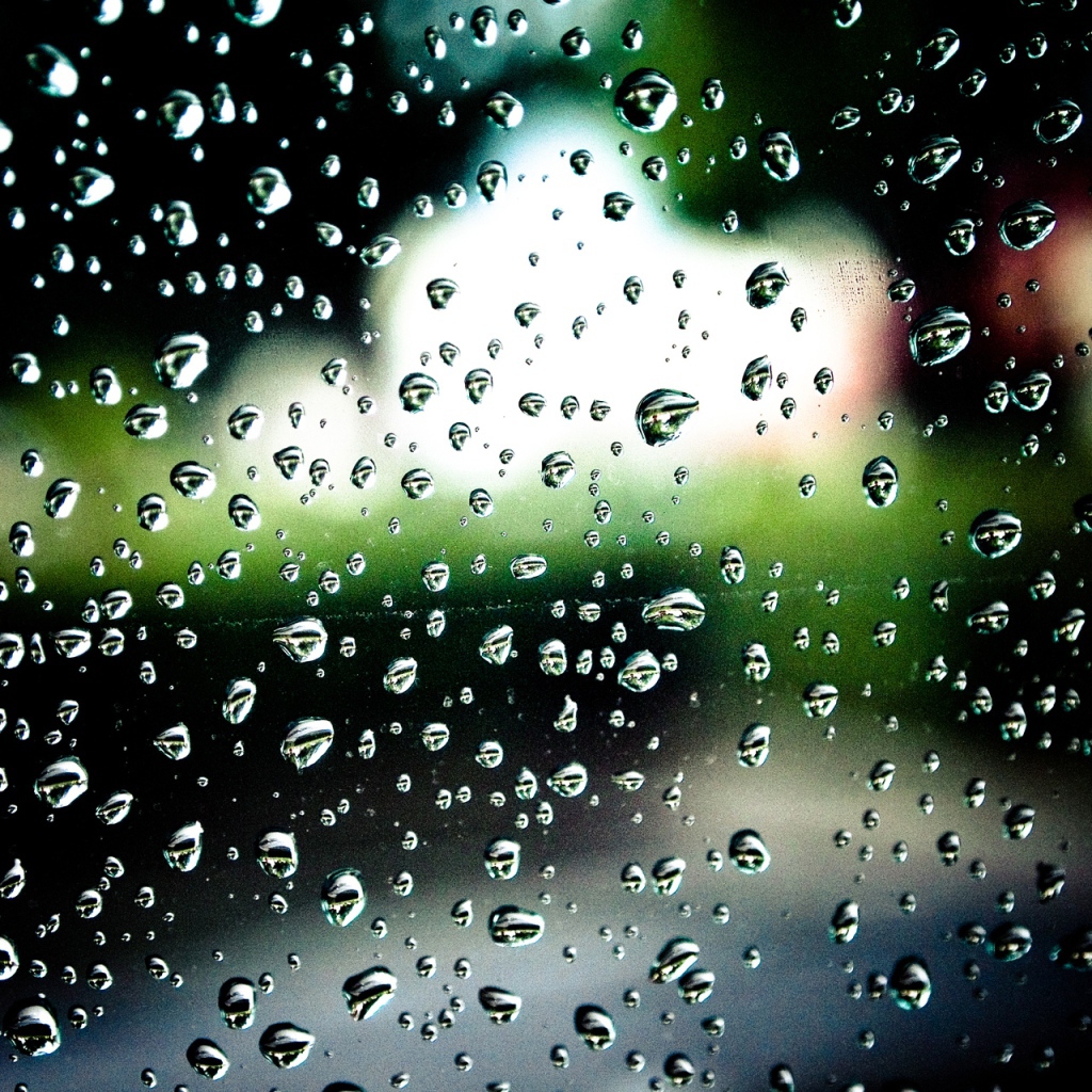 Дождевые капли на стекле
