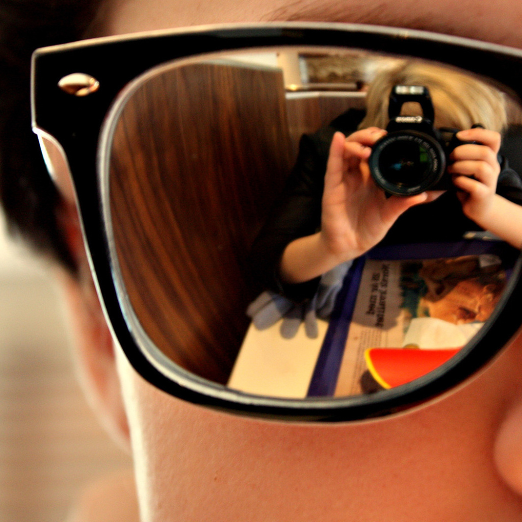 Отражение человека в очках