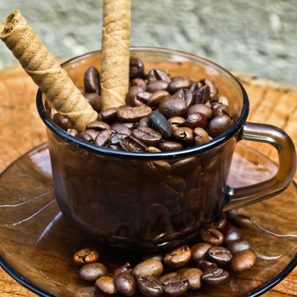 Чашка с зернами кофе