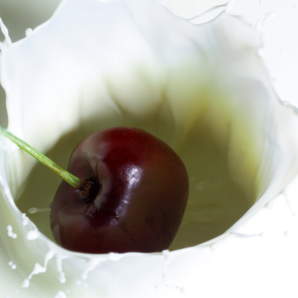 Вишня и молоко