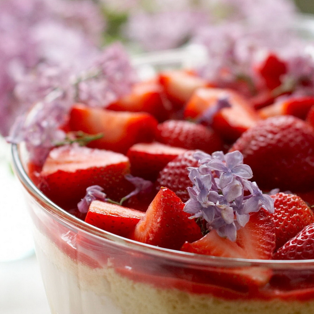 Клубника и сирень