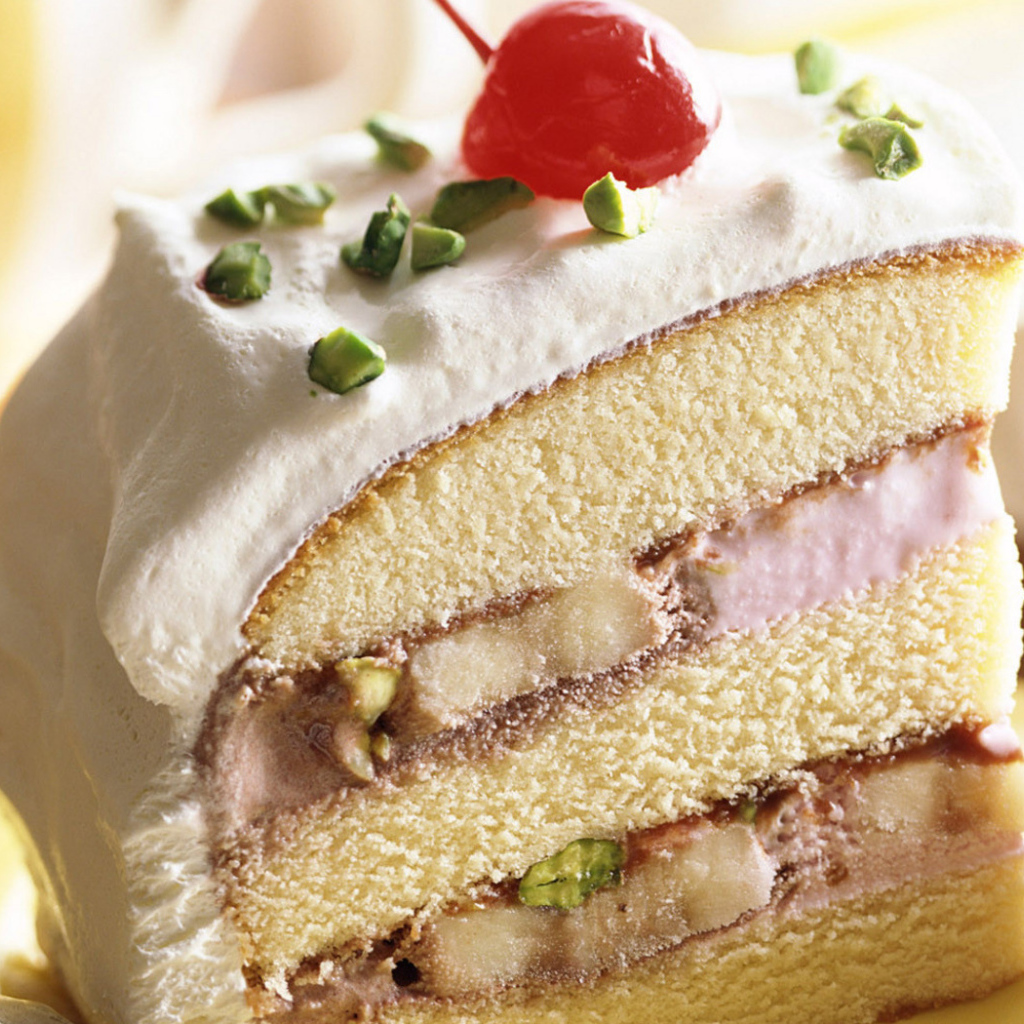 Кусочек торта с вишенкой