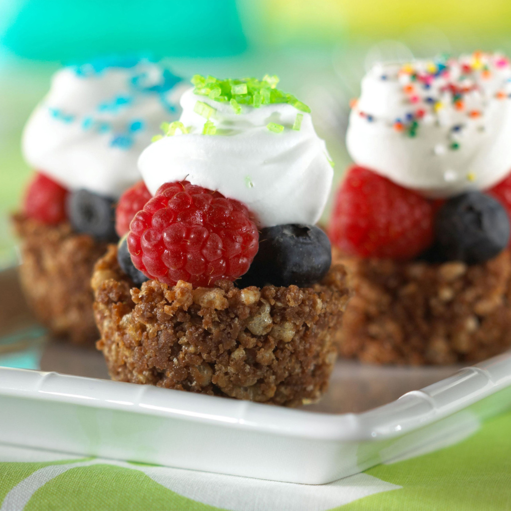 Сладкие фруктовые пирожные