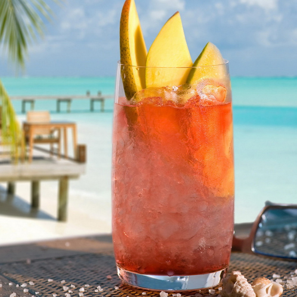 Коктейл с кусочками фруктов