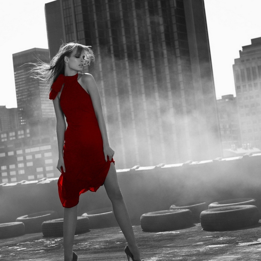 Девушка в красном платье