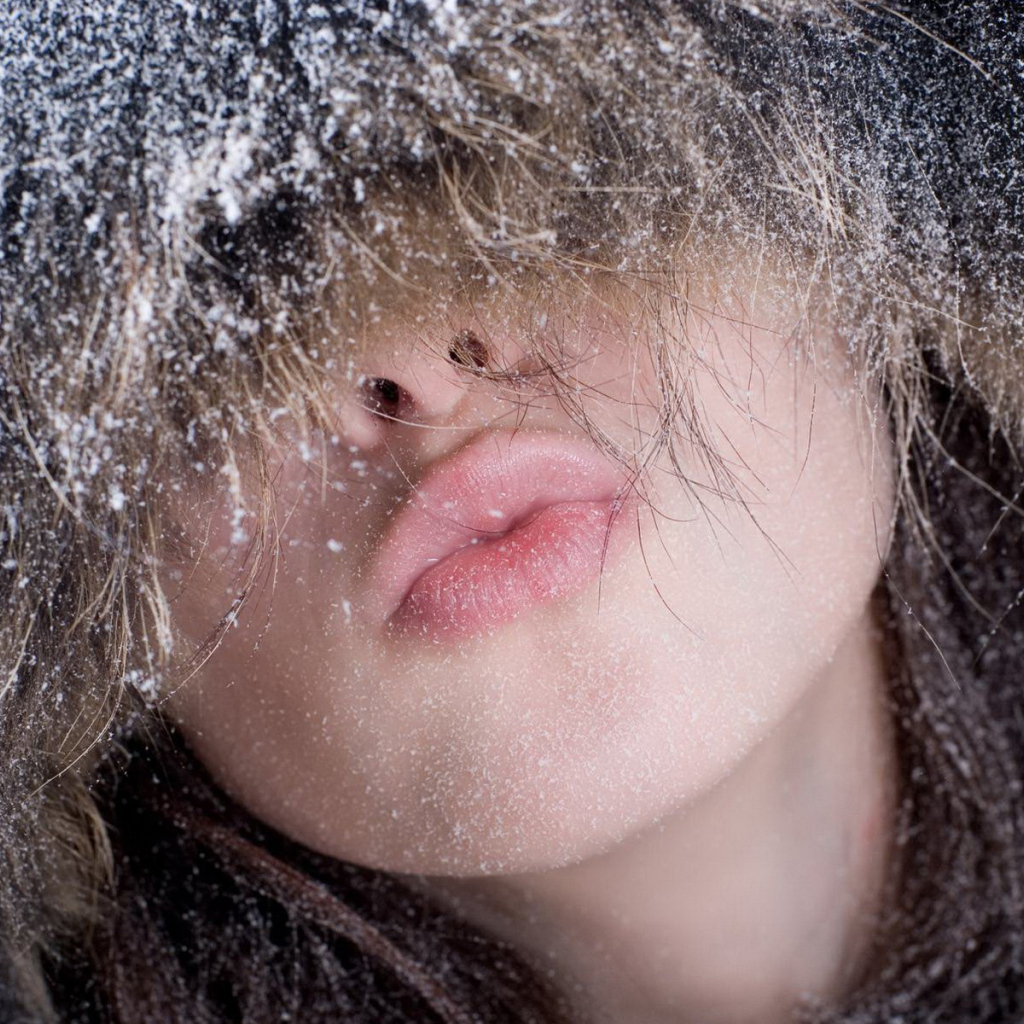 Девушка в капюшоне