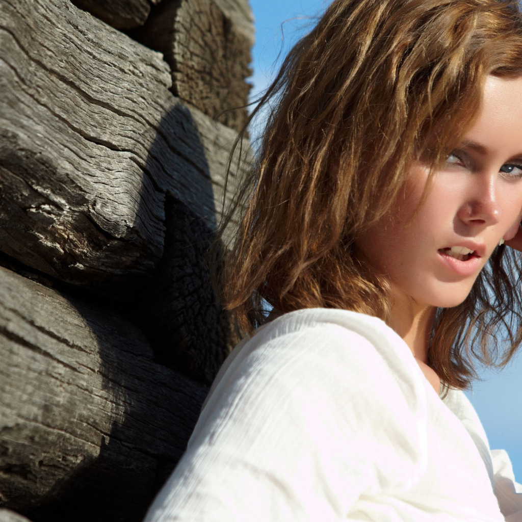 Девушка около сруба