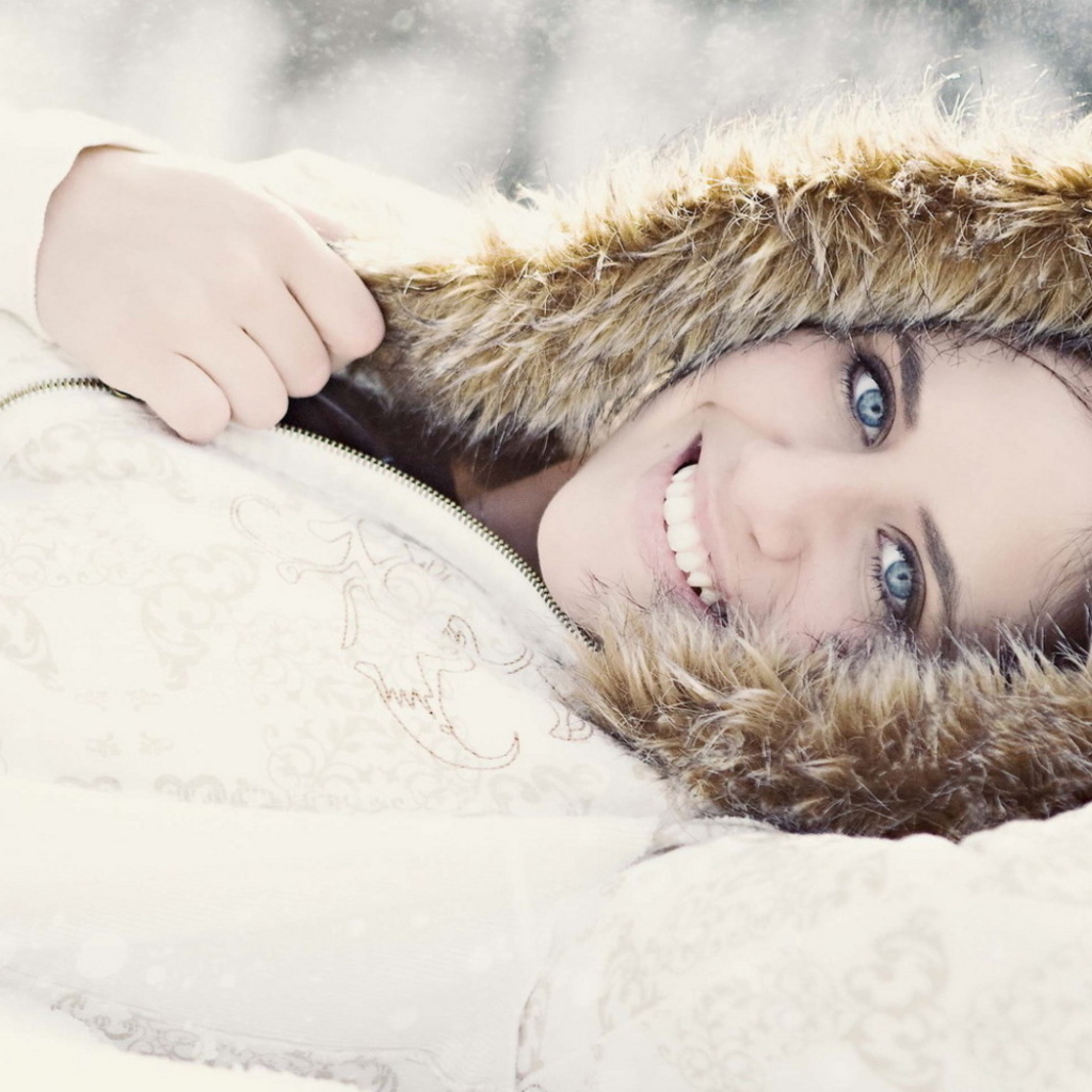 Девушка на снегу