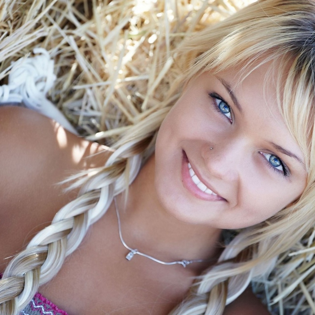 Девочка с косичками