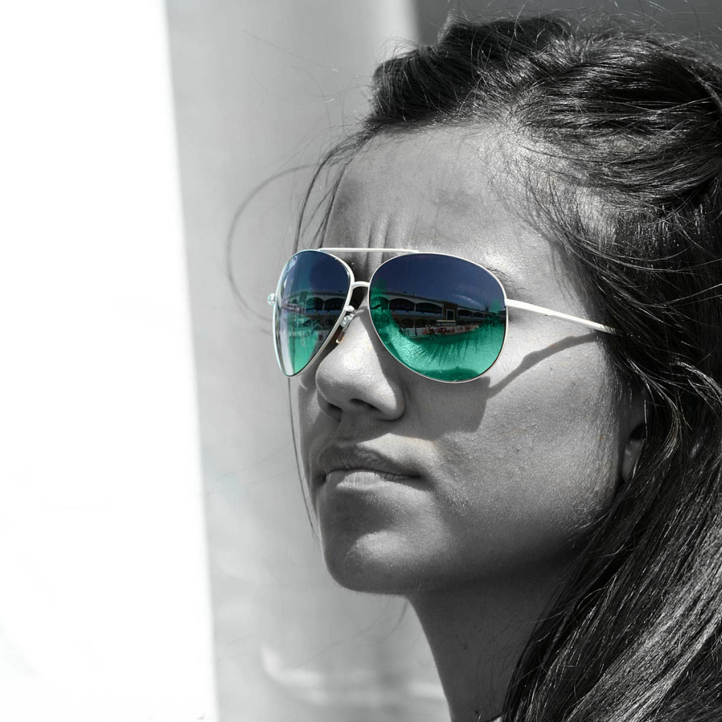 В зеленых очках