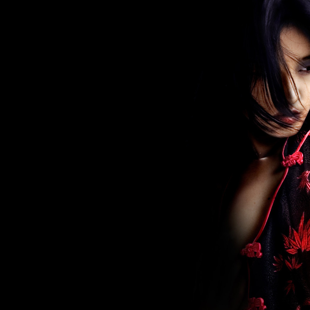 Красивая девушка в темноте