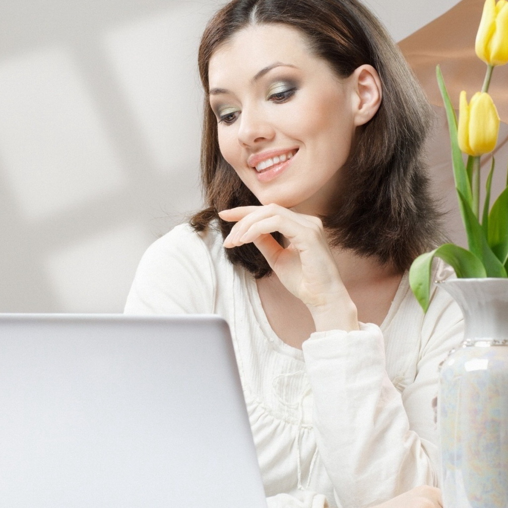 За ноутбуком