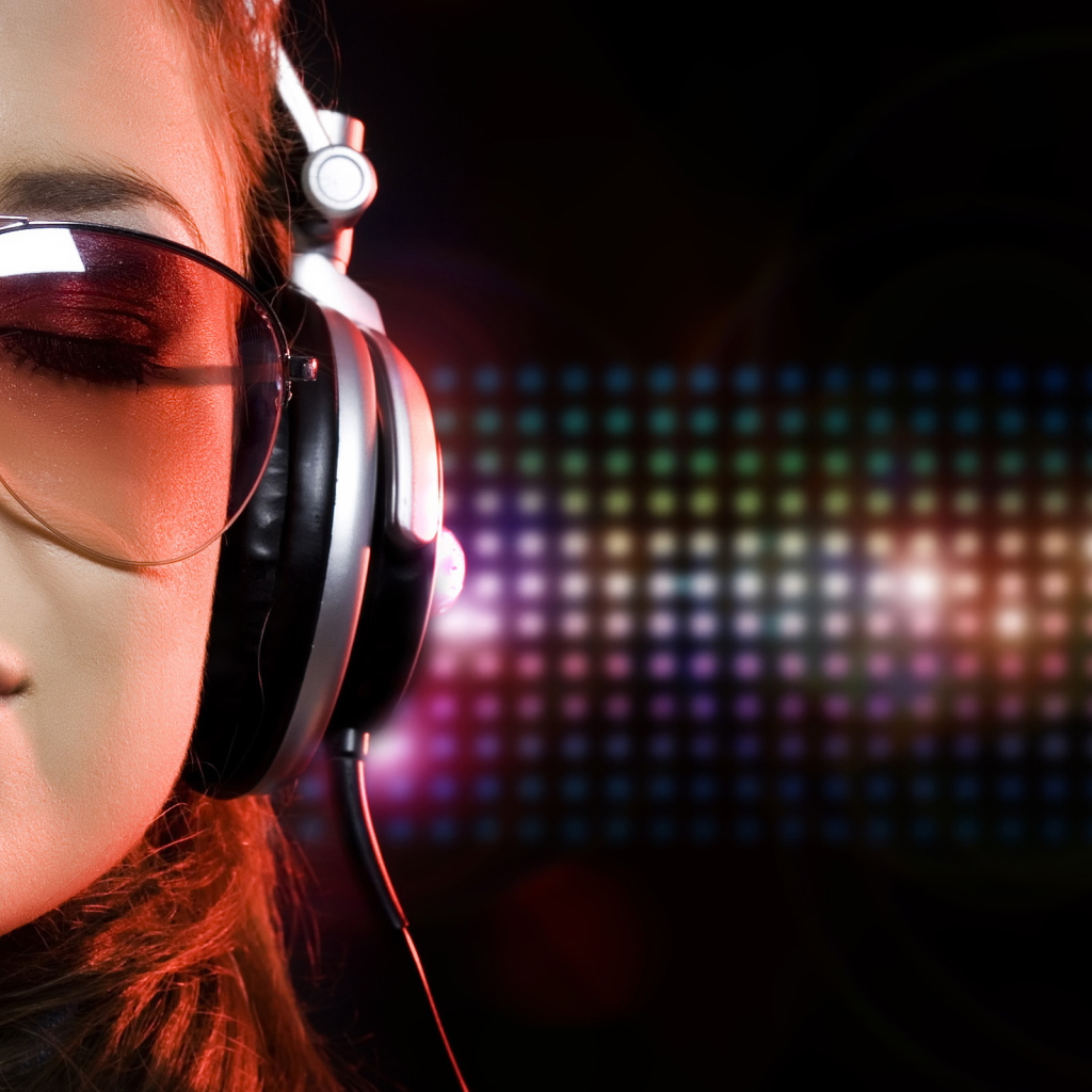 Девушка в наушниках