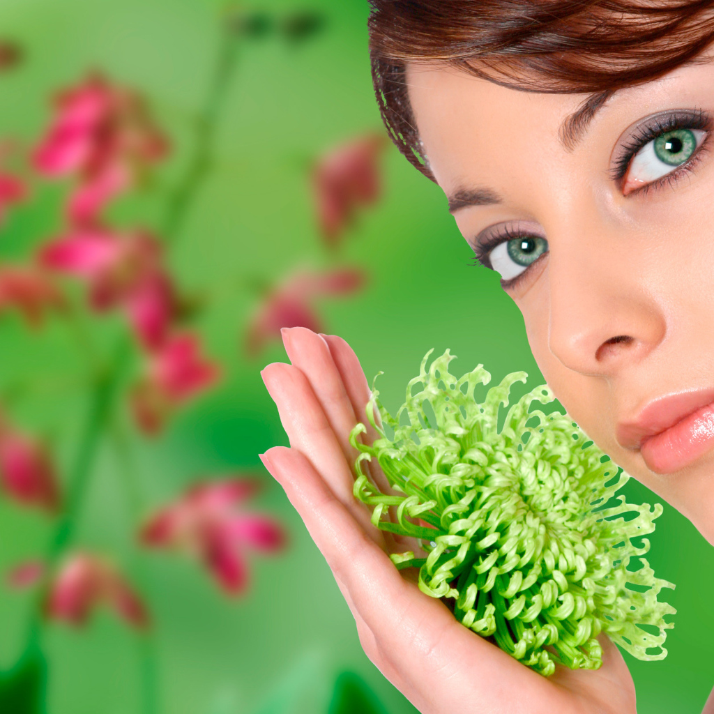 Девушка с необычным цветком