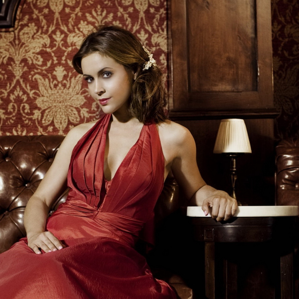 Алисса Милано на диване