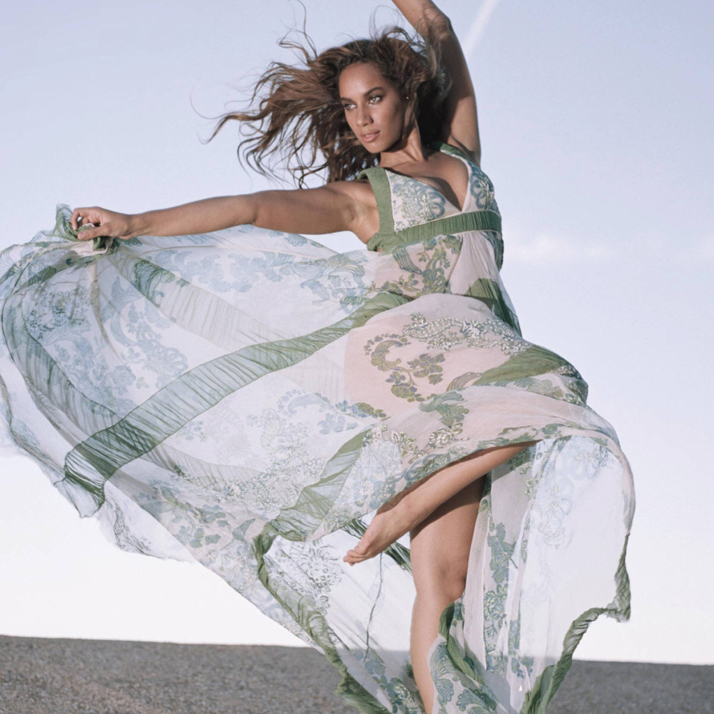 Леона Левис