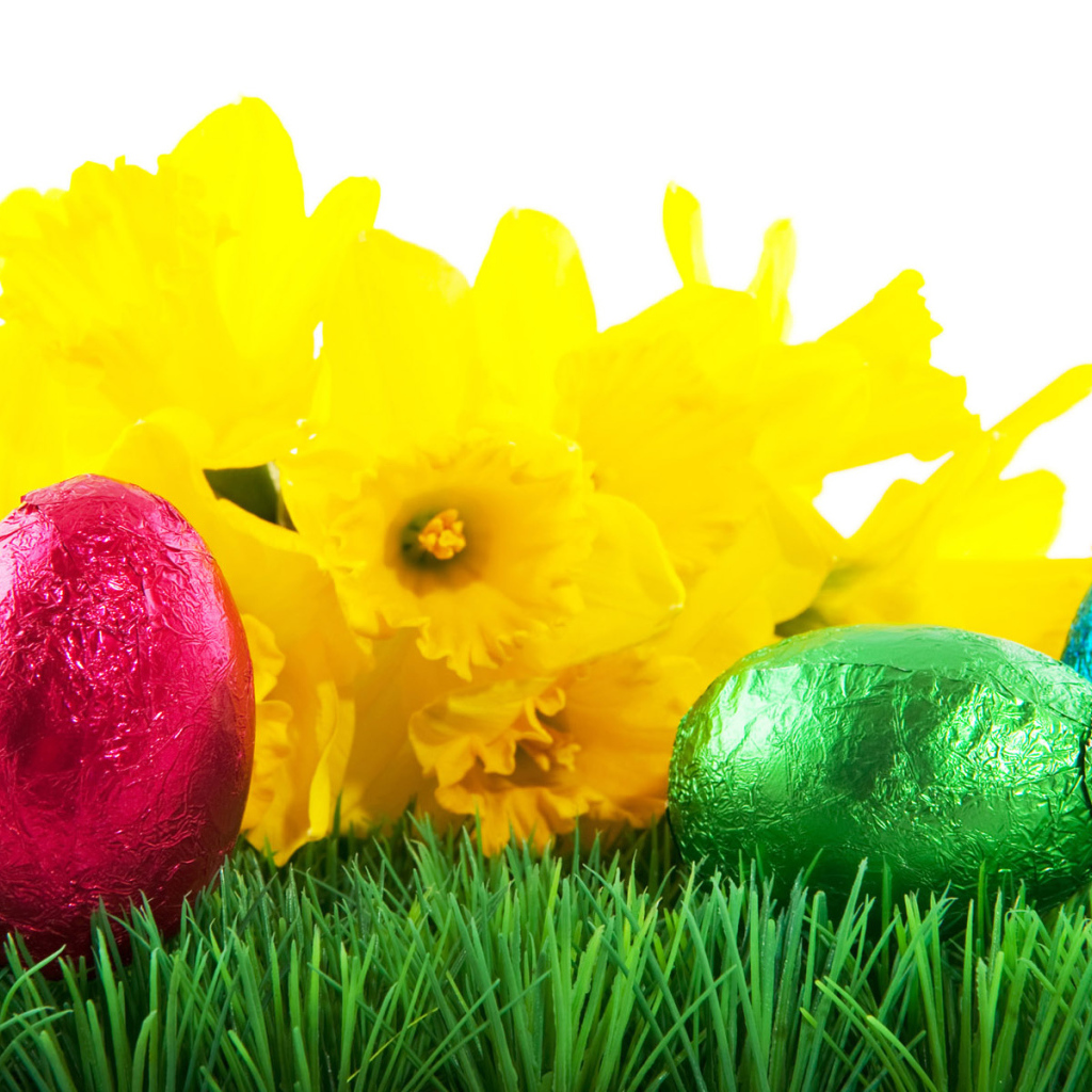 Пасхальные яйца на траве