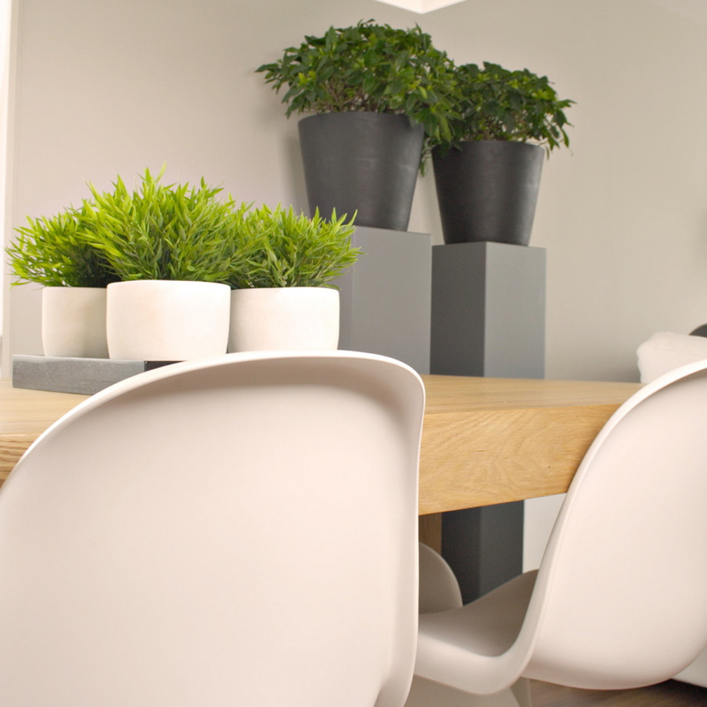 Стол в гостиной