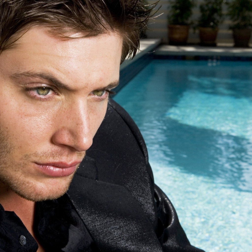 Красавец около бассейна