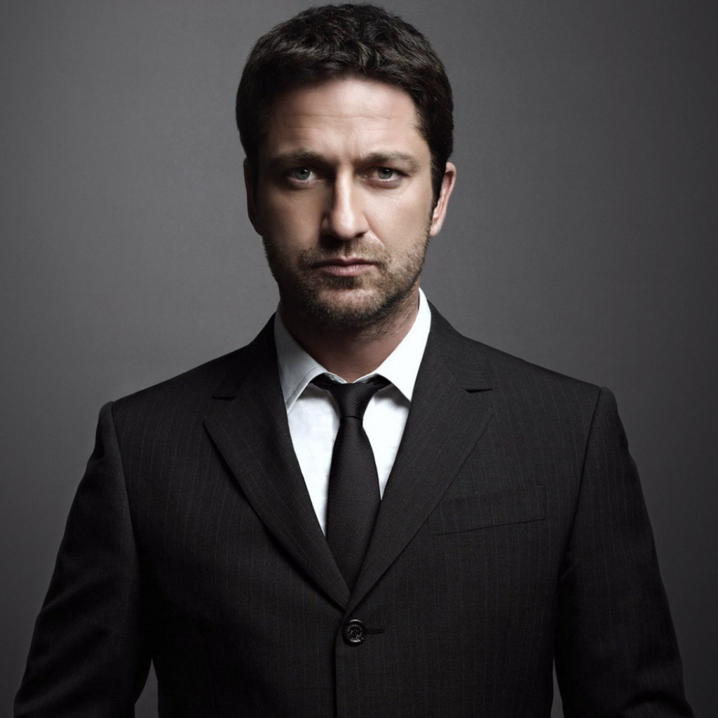 Джерард Батлер в костюме