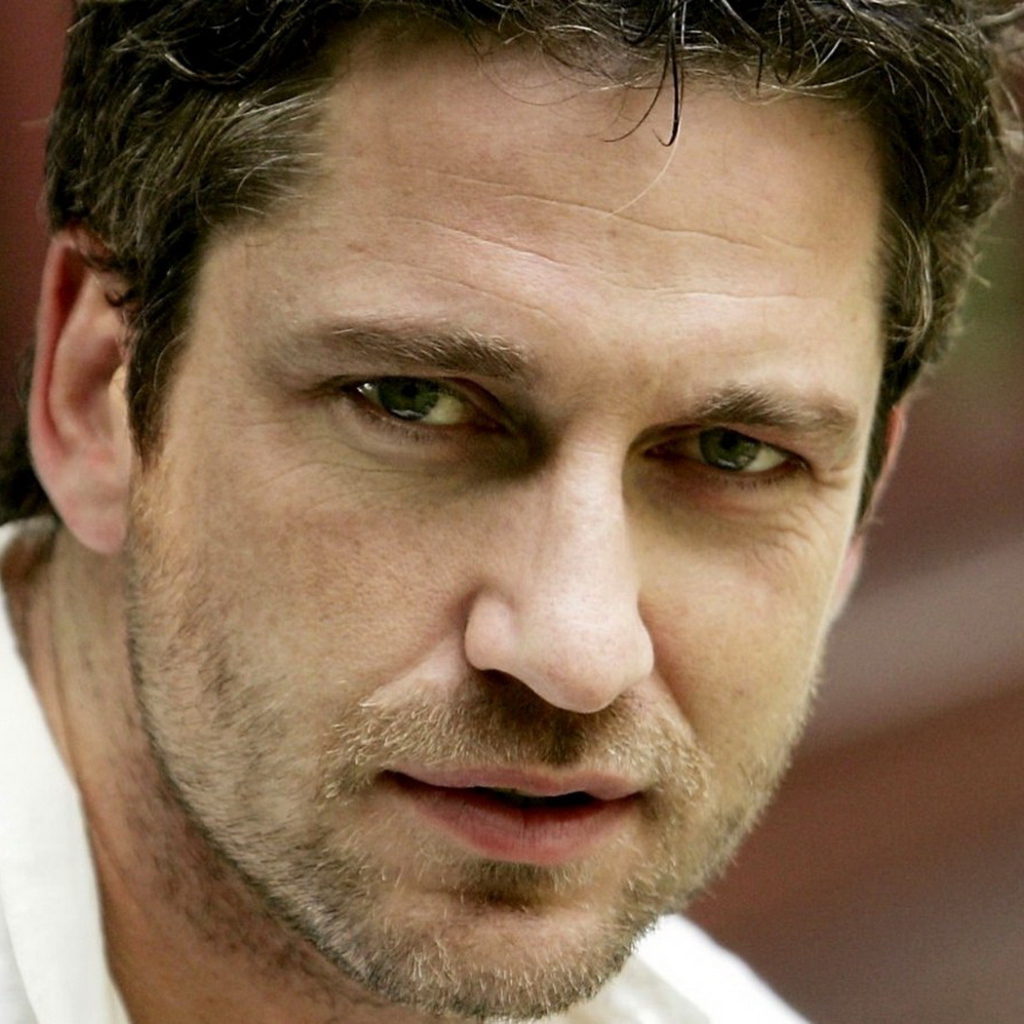 Не бритый Джерард Батлер